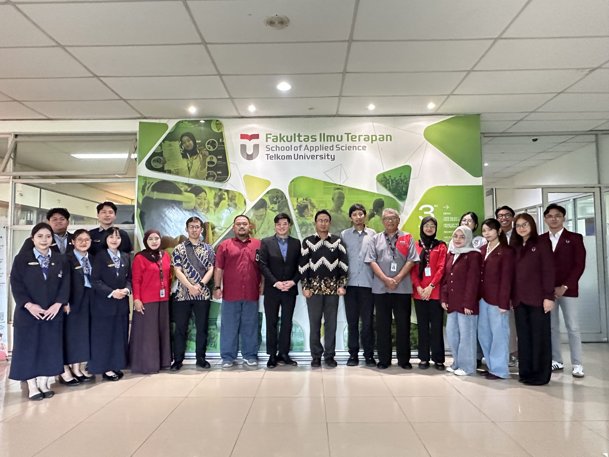 Foto bersama kunjungan Talent Angels dan KDEI Taipei di FIT Telkom University